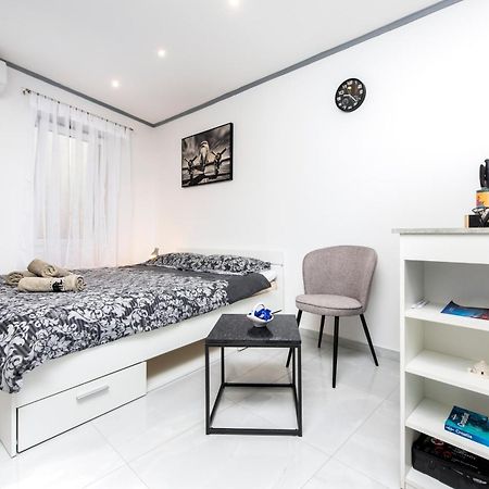 Apartment Leo Ровин Екстериор снимка