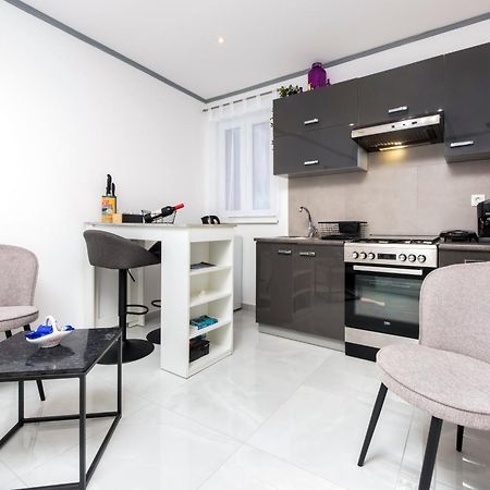 Apartment Leo Ровин Екстериор снимка