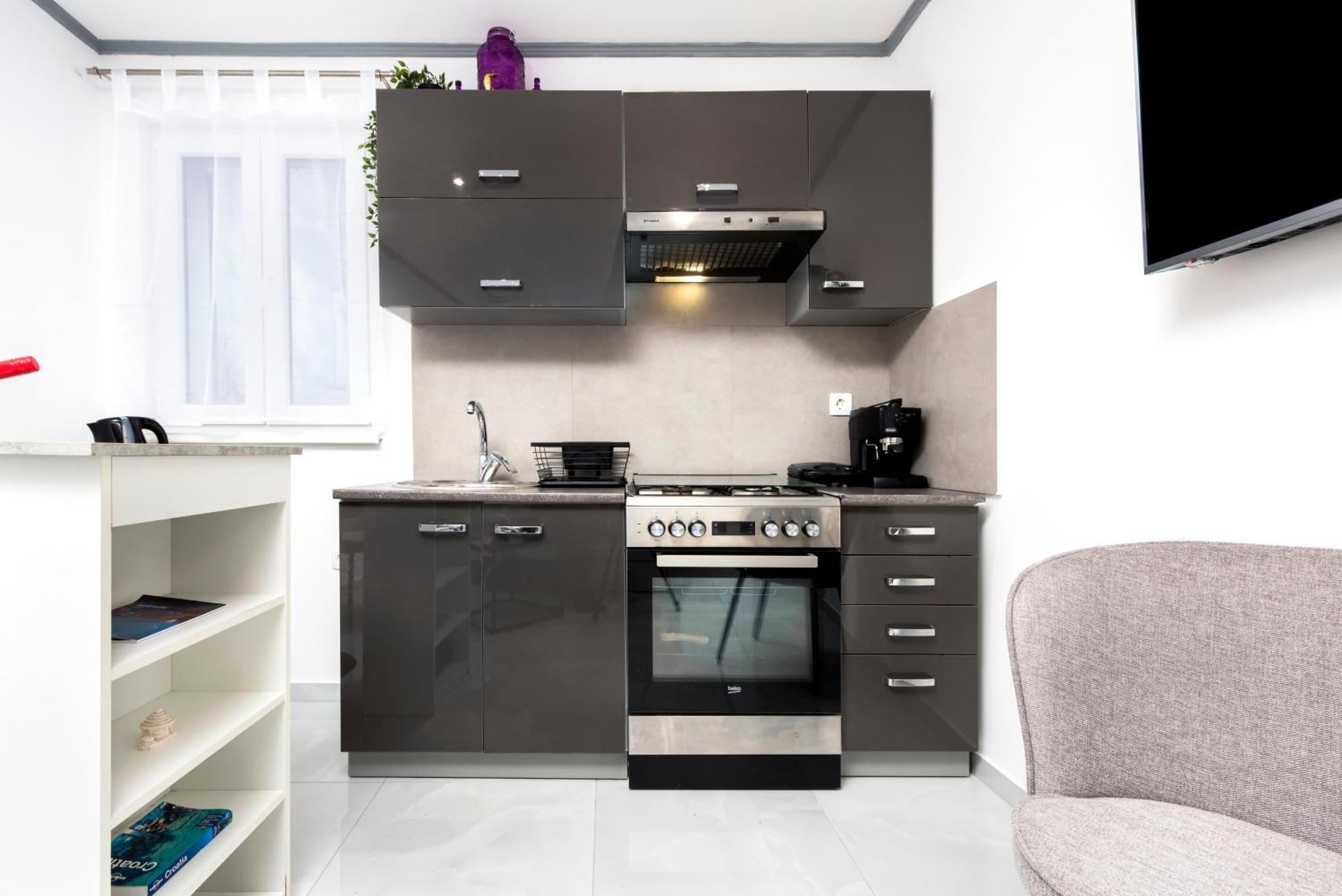 Apartment Leo Ровин Екстериор снимка