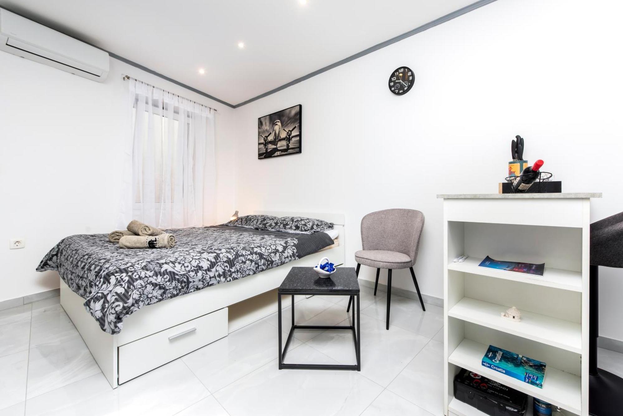 Apartment Leo Ровин Екстериор снимка