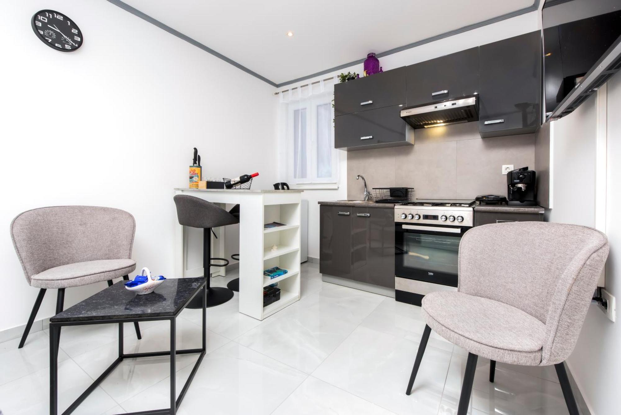 Apartment Leo Ровин Екстериор снимка