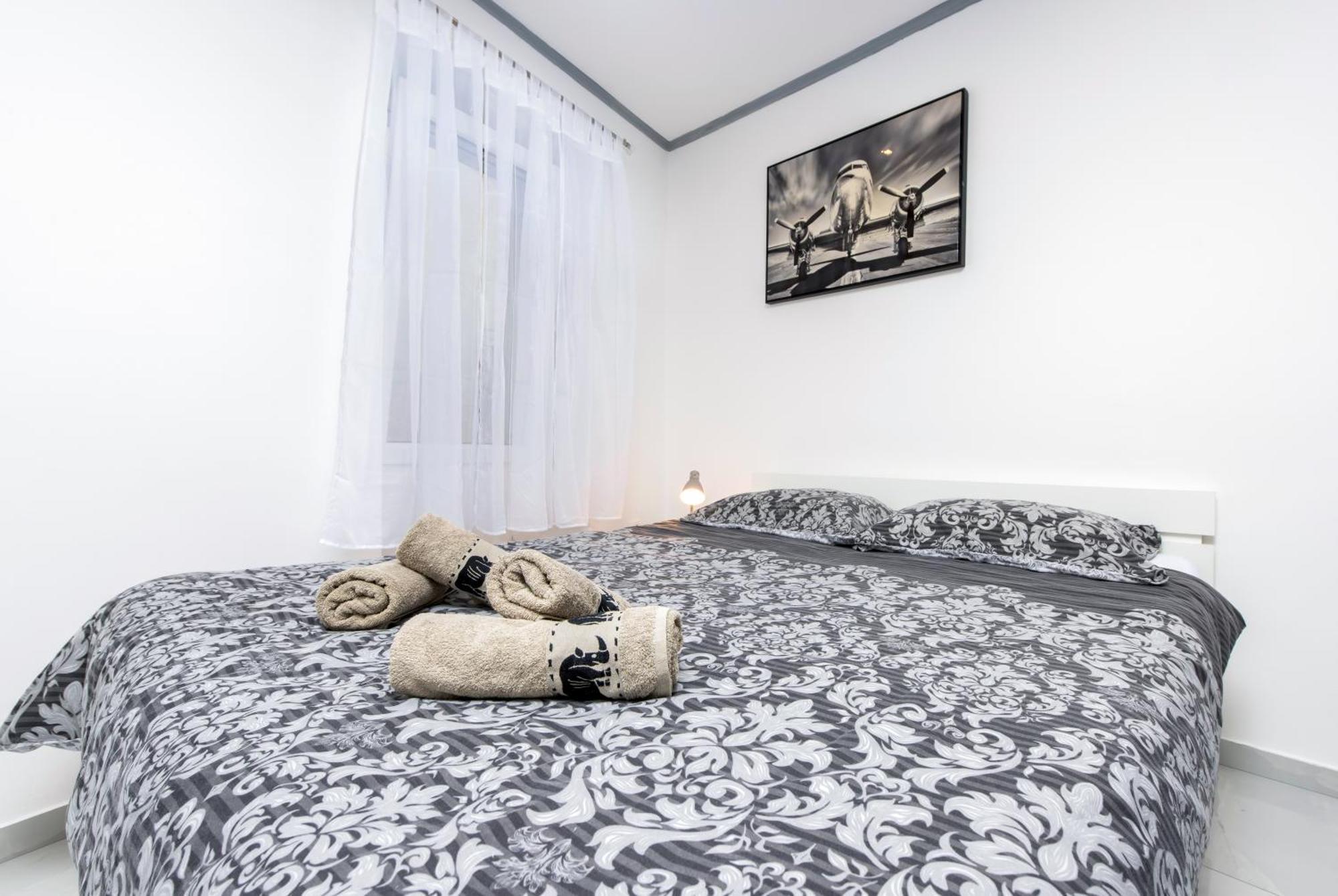 Apartment Leo Ровин Екстериор снимка