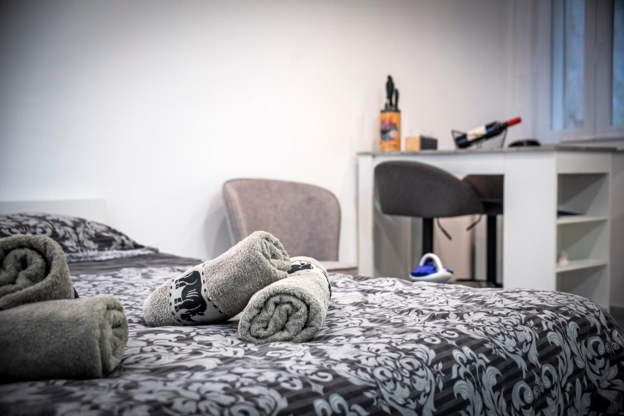 Apartment Leo Ровин Екстериор снимка